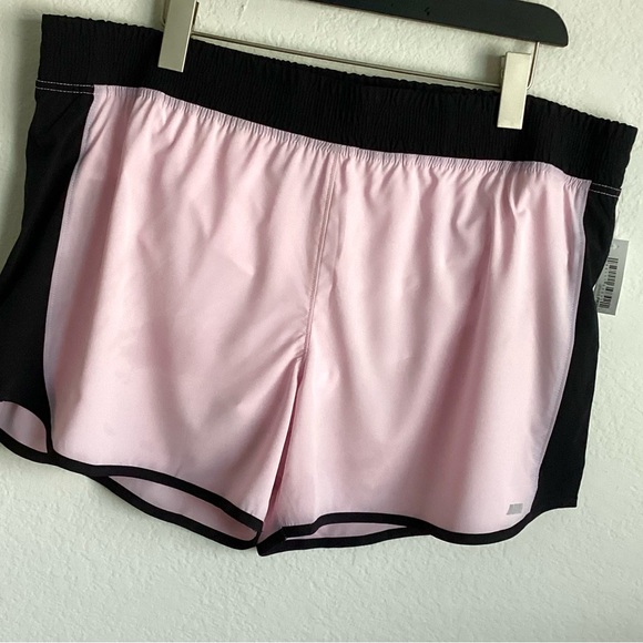 \Amazon Essentials\ NWT Women’s 4” Woven Running Shorts - Picture 4 of 13